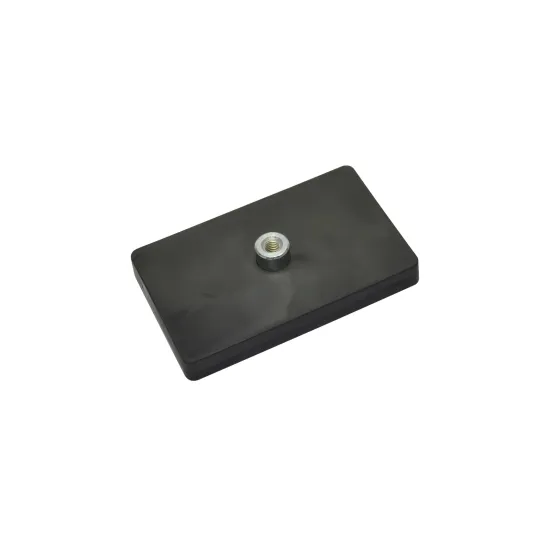 Neodymium magneetsysteem in rubber, rechthoekig met draadgat zwart 74 x 45 mm